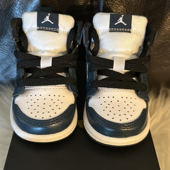 Brand new Jordan 1 Mid size 3c - Picture 2 of 2